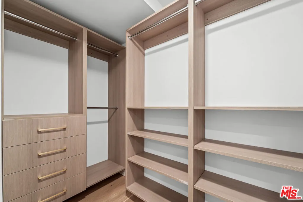Walk-in Closet Walk-in Closet