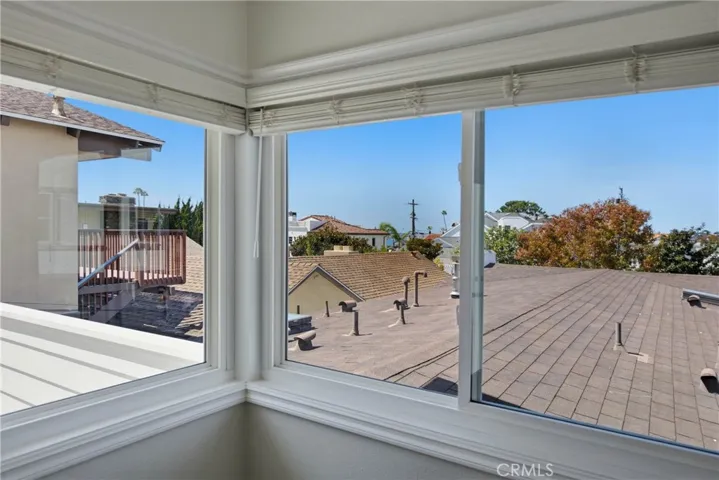 Peekaboo views of the ocean and coastline from the dining room.