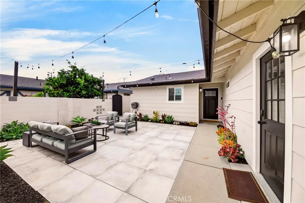 Your enter thru the front patio Your enter thru the front patio