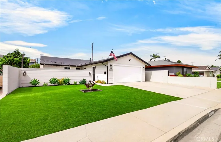 Located on a beautiful Cul-de-Sac In Lakewood Estates