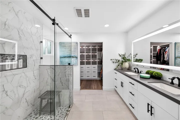 On-suite bathroom with closet