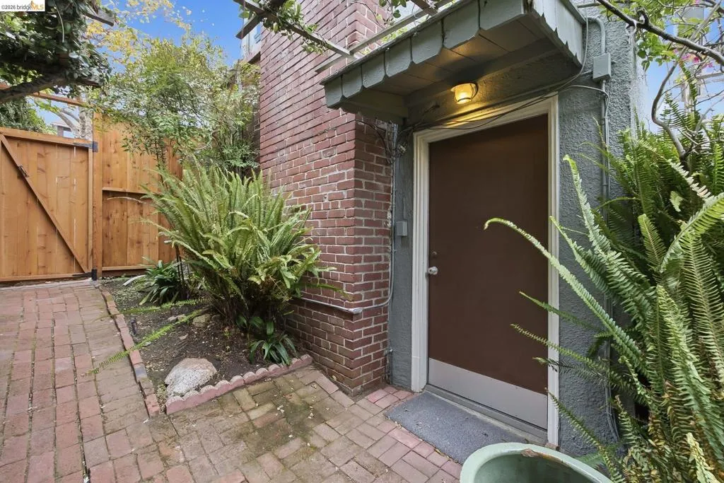 This is the entry to the ADU which can also be part of the main house because their are stairs from the main level that will lead to this lower level ADU which could make a nice au-pair or in-law area because it has no stairs to the entry.