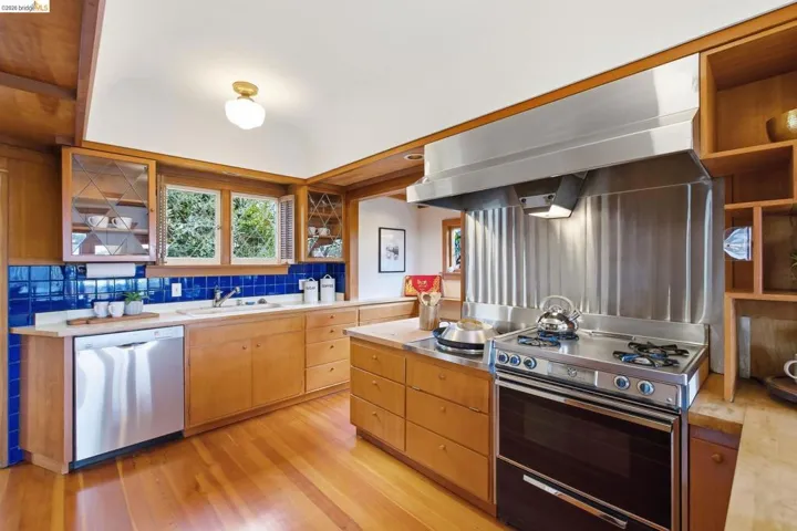 Notice that the kitchen cooking area has not only a four burner stove but an fifth burner that allows you to stir fry a gourmet meal.