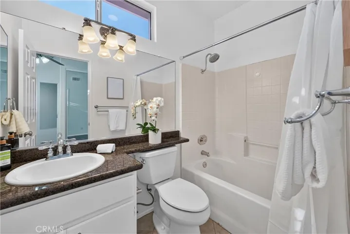 Full bathroom off 3rd bedroom