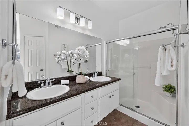 Primary ensuite - dual sinks with granite counter tops