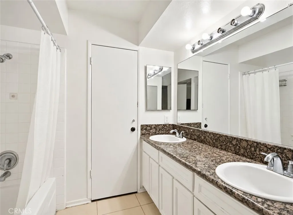Hall bath with 2 sinks Hall bath with 2 sinks