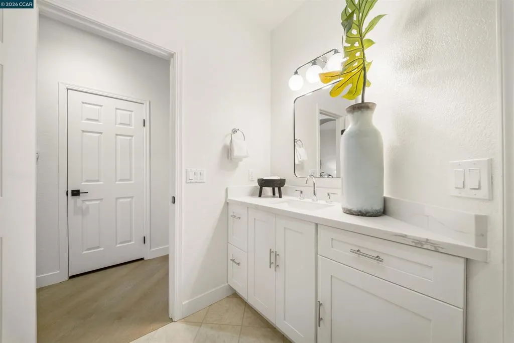 Downstairs En-Suite Bathroom Downstairs En-Suite Bathroom