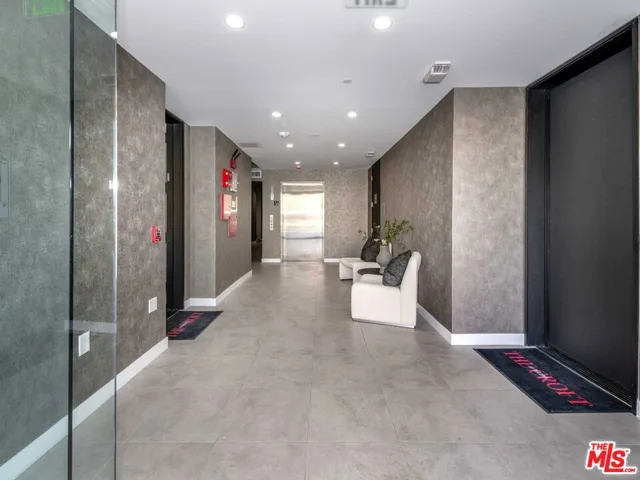 1017 N Croft Avenue 105, Los Angeles, California 90069 — photo 4