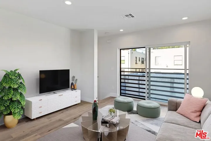 1724 Menlo Avenue 2, Los Angeles, California 90006 — photo 4