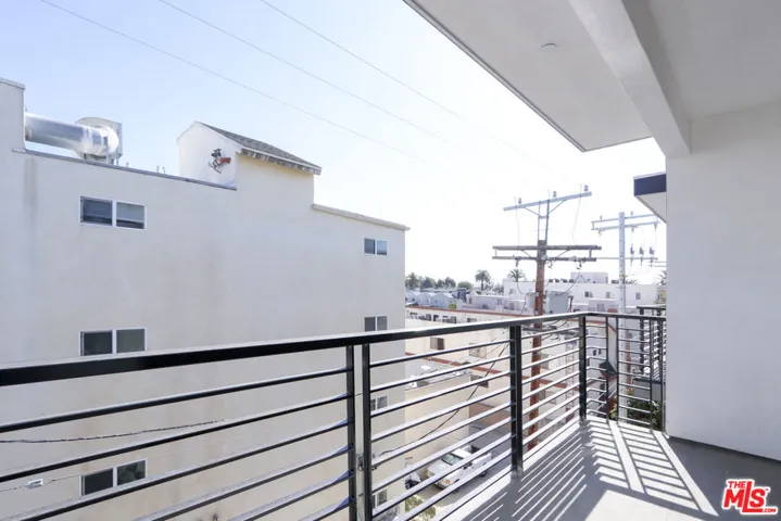 11800 Courtleigh Drive 203, Los Angeles, California 90066 — photo 5