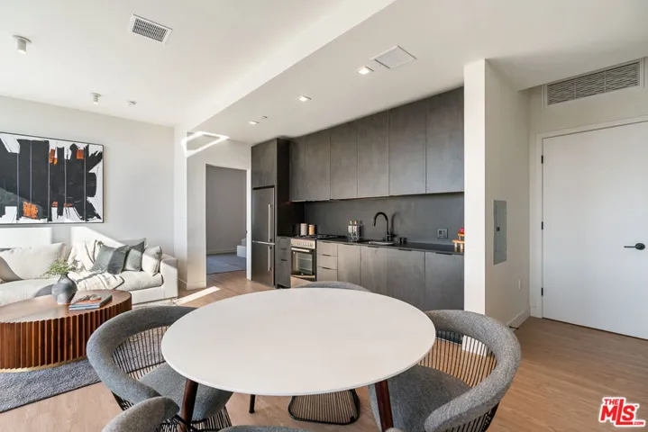 3688 Overland Avenue 404, Los Angeles, California 90034 — photo 5