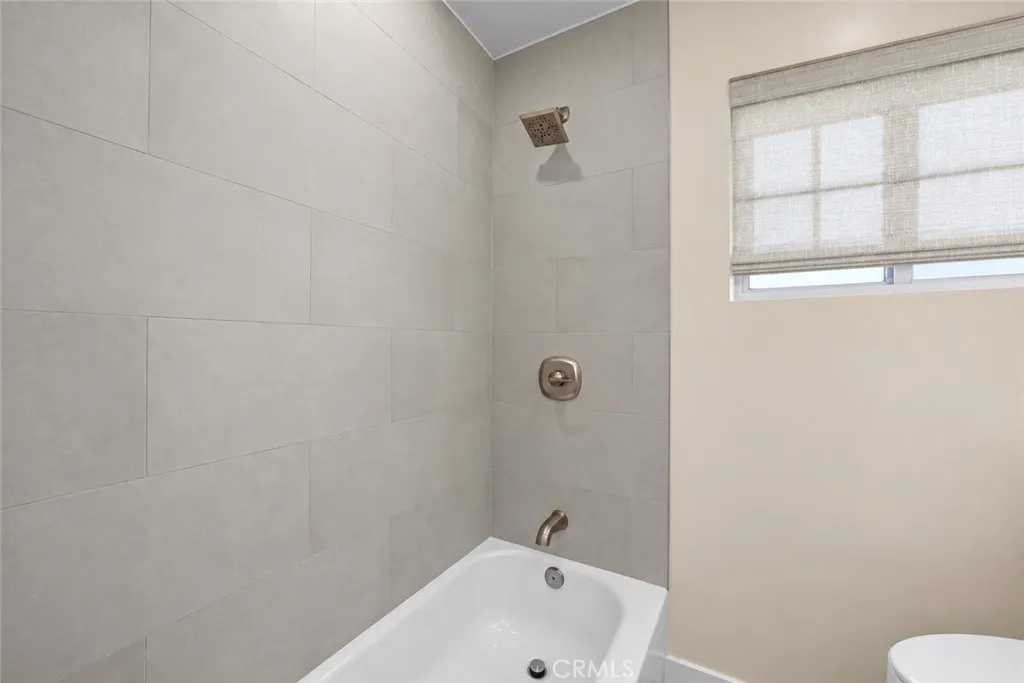 The pic. contain virtually staged window treatements. The pic. contain virtually staged window treatements.