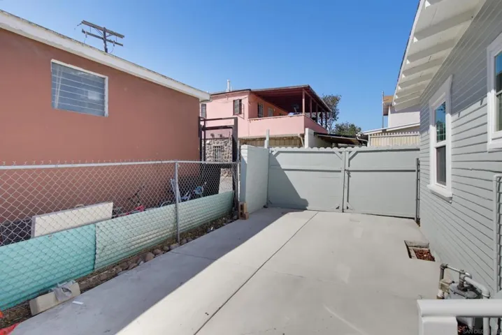 Parking Lot/Garage