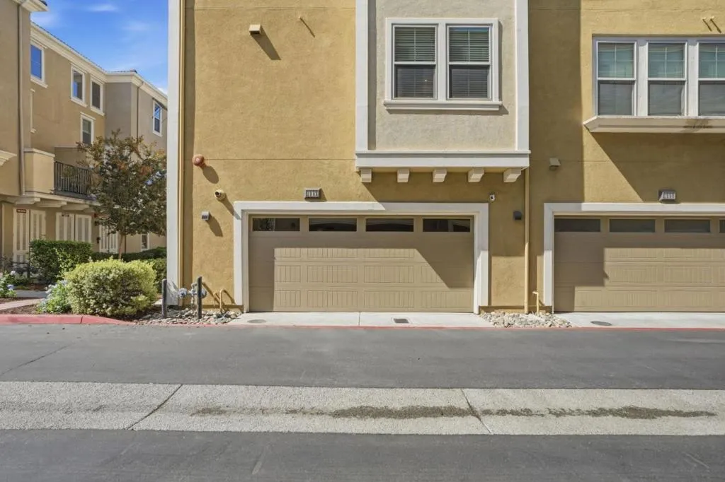Side-by-Side 2-Car Garage Side-by-Side 2-Car Garage