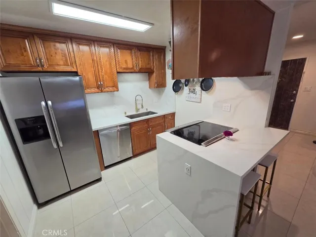 new white quartz counters with waterfall effect