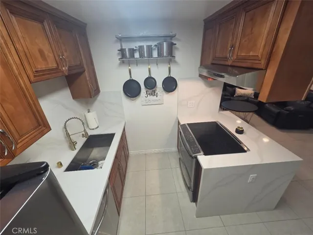stainless appliances ; refrigerator , range , dw