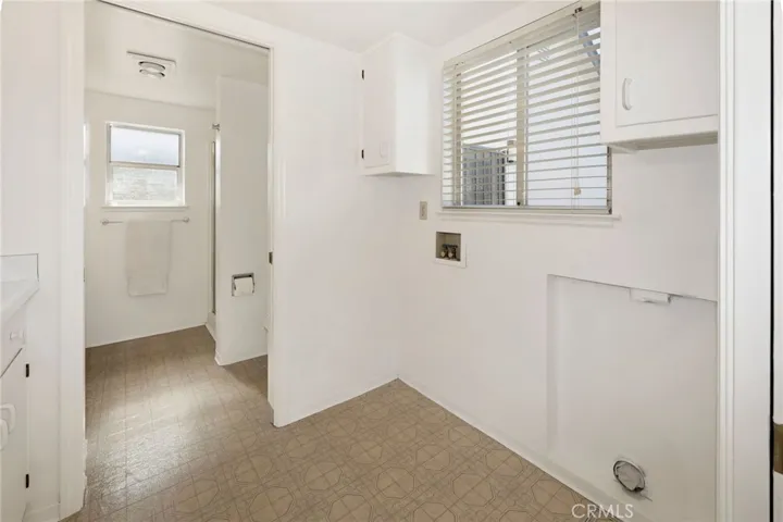 Laundry washer/dryer side