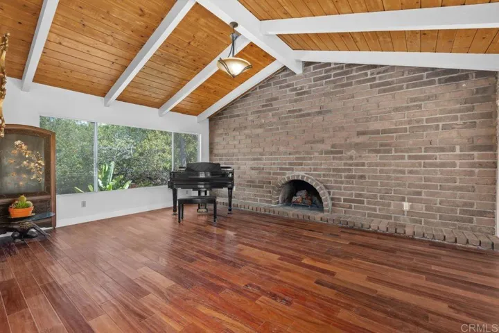 Livingroom with Fireplace