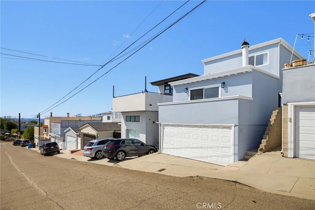 Wowza...the garage is in the rear of this "street to street" lot. Bonus, it's a quiet, one way street, and is NOT the front of your house. Wowza...the garage is in the rear of this "street to street" lot. Bonus, it's a quiet, one way street, and is NOT the front of your house.