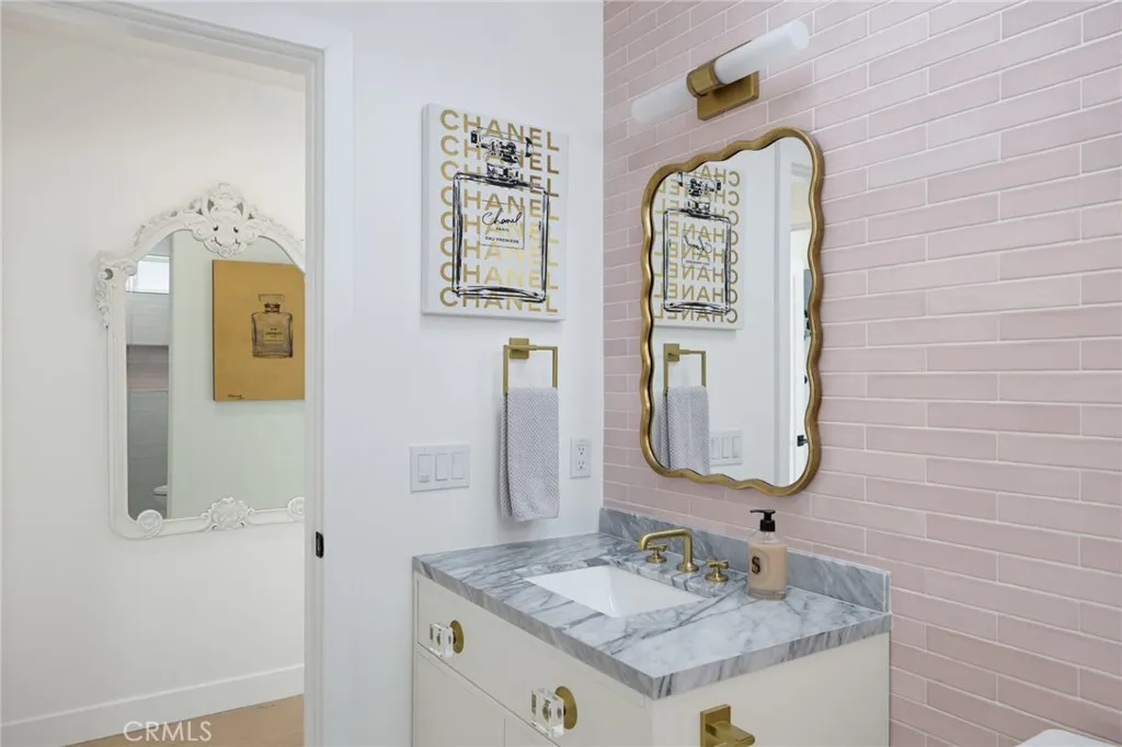 Main floor bathroom...all the blushing details! Main floor bathroom...all the blushing details!