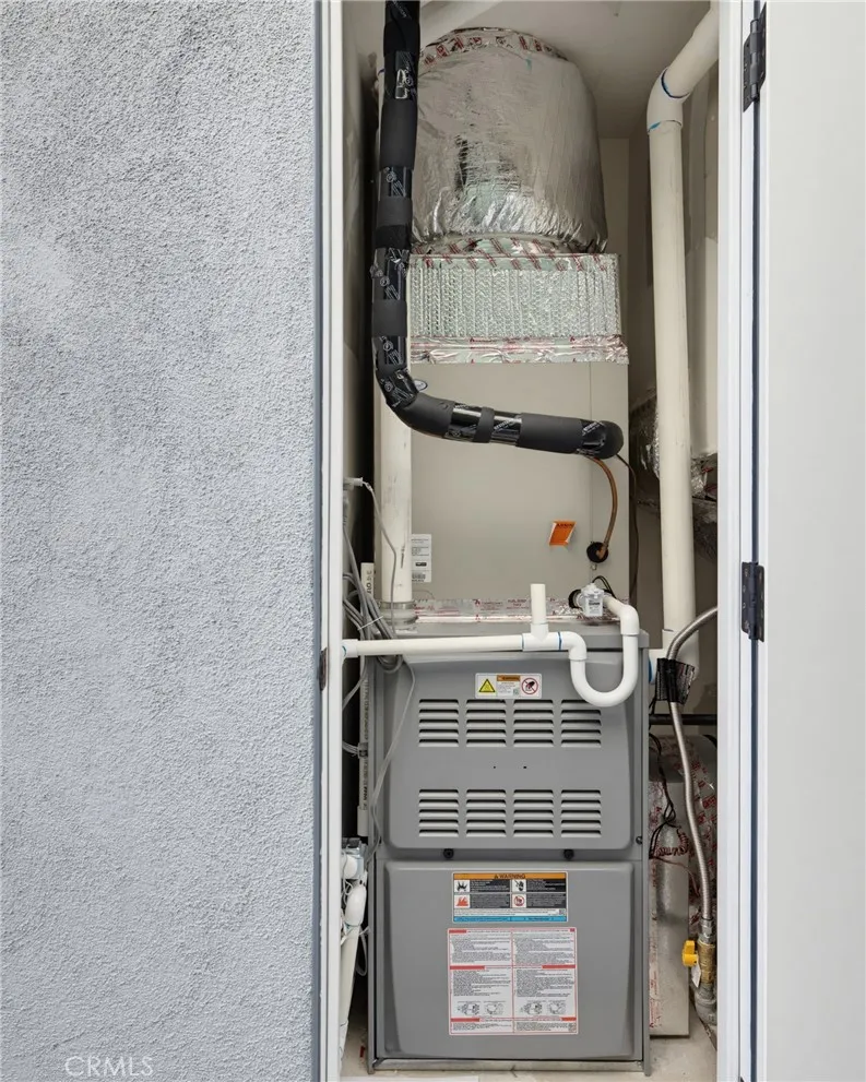 Newer HVAC system in it's own closet outside, giving you cool AC inside. Mechanical equipment has never looked more beautiful ;) Newer HVAC system in it's own closet outside, giving you cool AC inside. Mechanical equipment has never looked more beautiful ;)