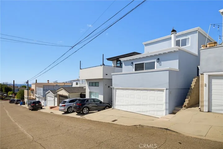 Wowza...the garage is in the rear of this "street to street" lot. Bonus, it's a quiet, one way street, and is NOT the front of your house.
