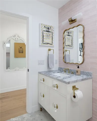 This vanity! This mirror! This​​‌​​​​‌​​‌‌​​‌​​​‌‌​​​‌​​‌‌​​‌‌​​‌‌​​​​ lighting!