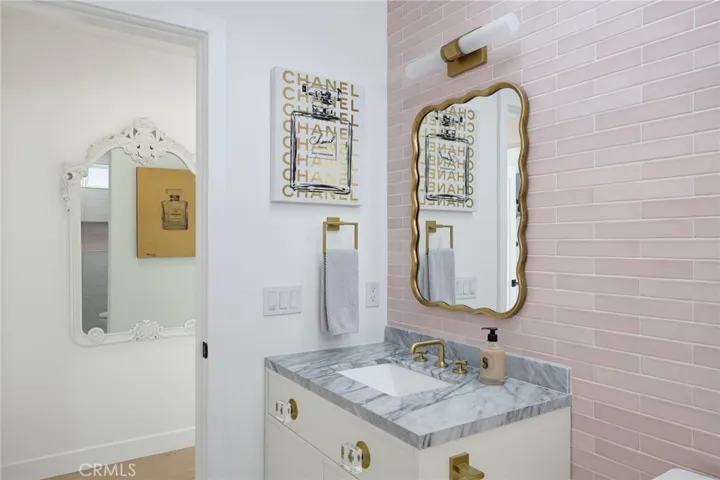 Main floor bathroom...all the blushing details!