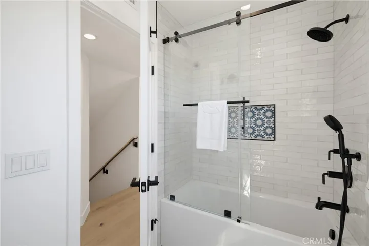 Shower in bath combo, modern fixtures, tiled niche
