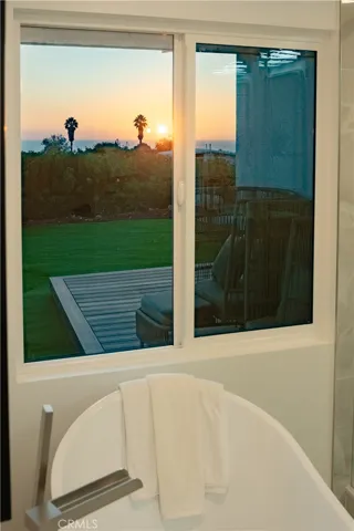 Primary bath, soaking in the sunset