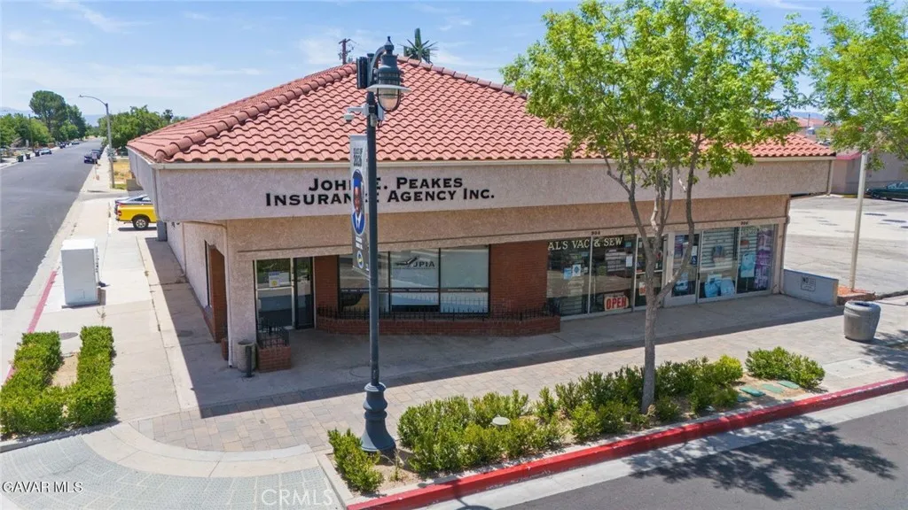 902 W Lancaster Blvd