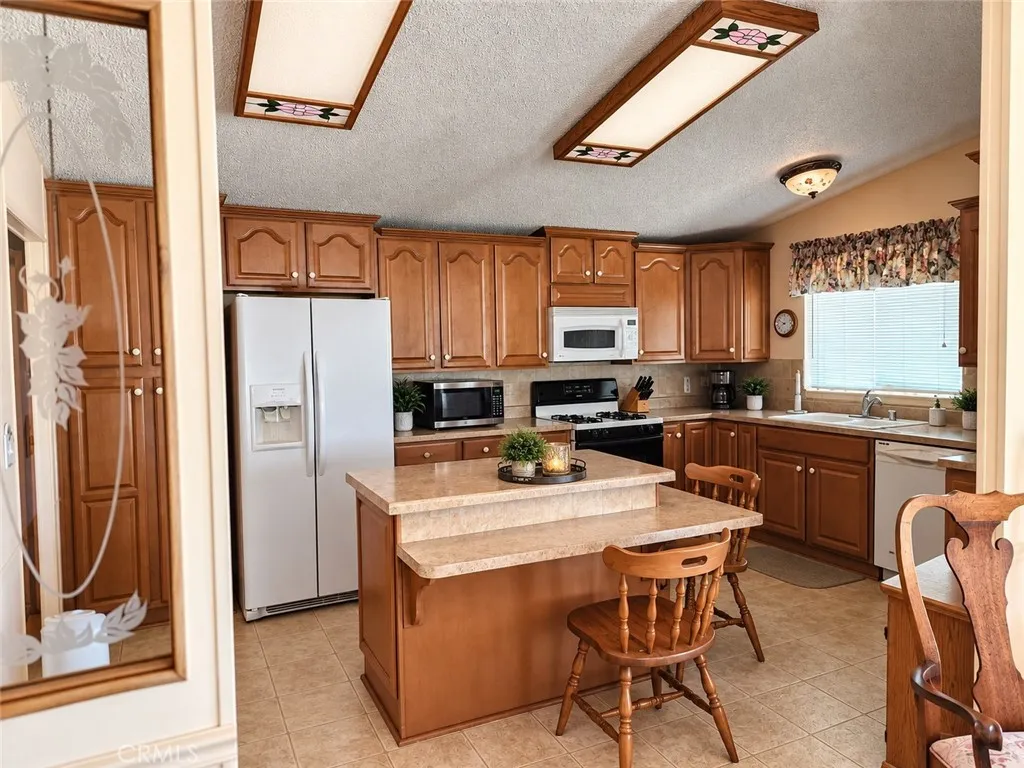 Spacious Kitchen w/Island & Breakfast Bar. Also Offers Incredible Views! Spacious Kitchen w/Island & Breakfast Bar. Also Offers Incredible Views!