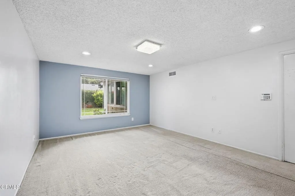 Large primary bedroom (ground floor)