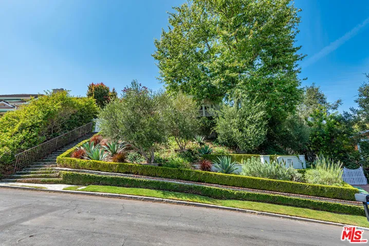 11532 Thurston Circle, Los Angeles, California 90049 — photo 4