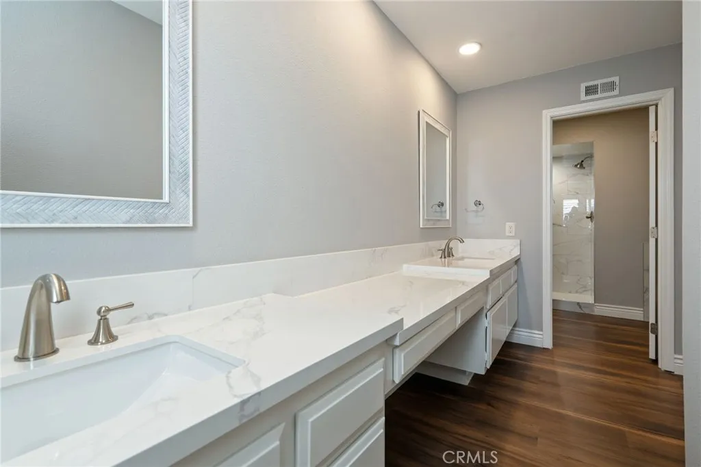Primary Bathroom w/ Dual Sinks & Vanity