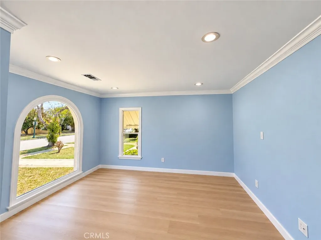 LVING ROOM