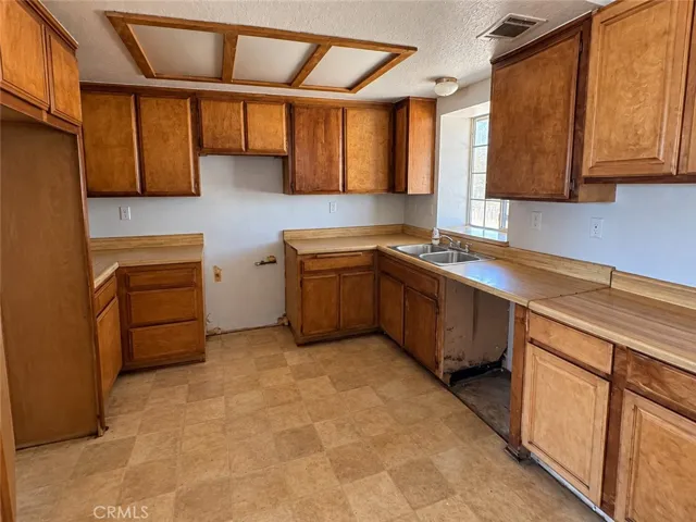 25095 Via Vista, Apple Valley, California 92307 — photo 4