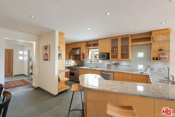 11925 Mayfield Avenue 2, Los Angeles, California 90049 — photo 4