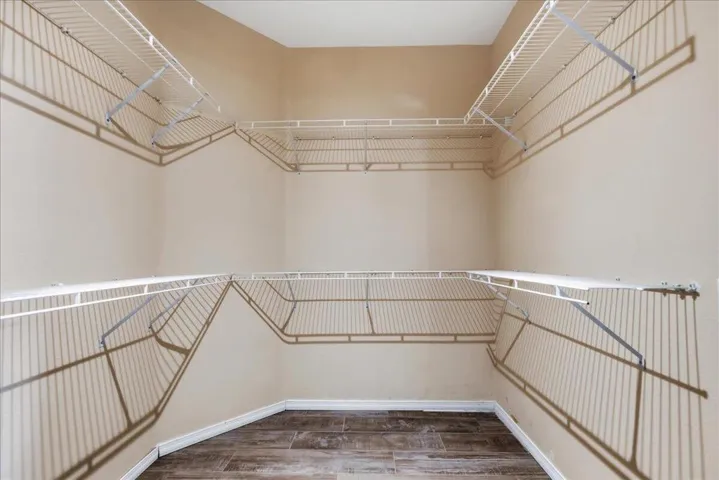 38-Walk In Closet