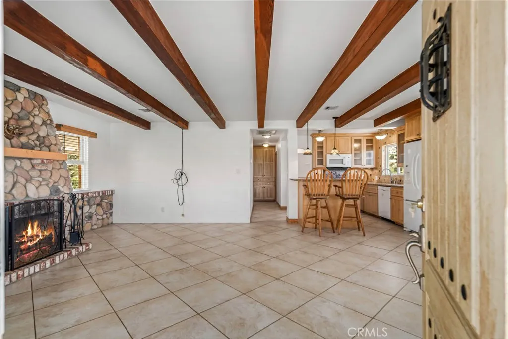 Virtually staged/altered with flames in fireplace