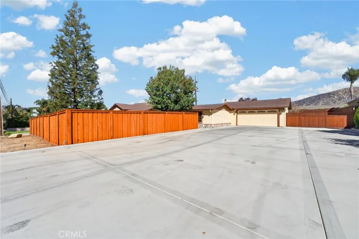 Expansive driveway