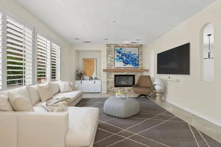 https://zimg.paragon.ice.com/ParagonImages/Property/PA/SDMLS/-536309/7/120/90/1bde8f80a85044514a88968c99360524/3/666d952eb7c42b7a780bd34f00a4de42/-536309-0bcea9c6-a6b0-427f-b596-845c1b0f0b5e.JPG