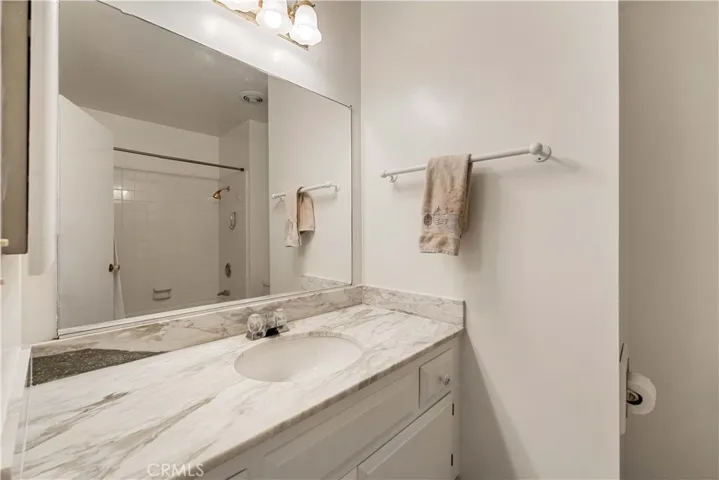 Full bath off of secondary bedrooms in upstairs hallway.