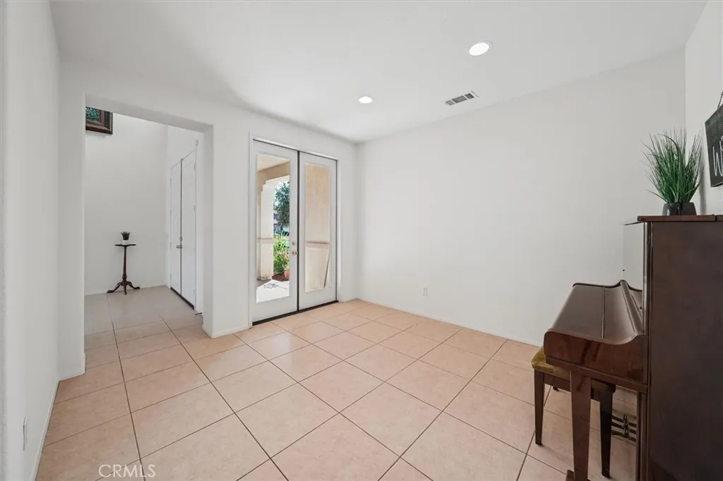 Flex room:  Use your imagination!   Music room? Daily eating area?  Office?  Reading Room?