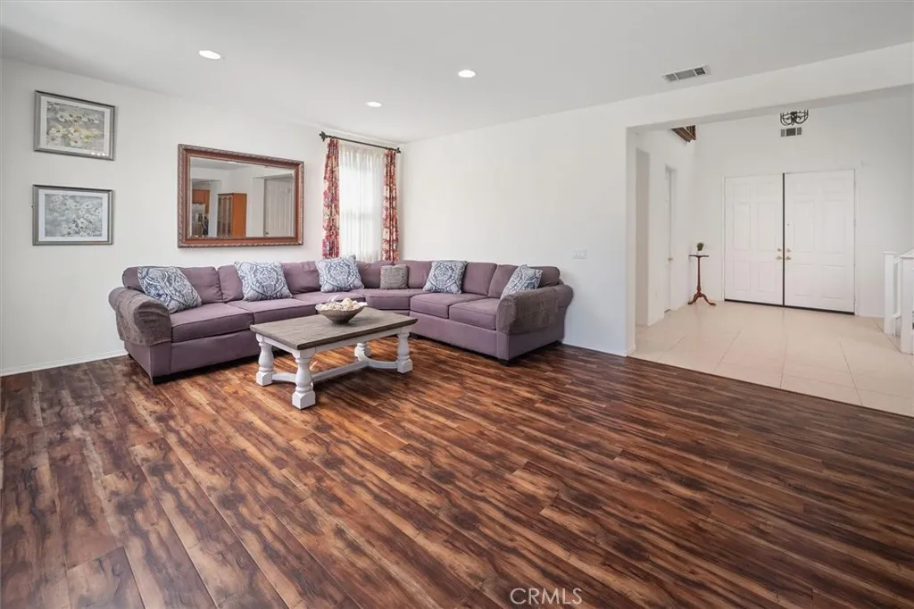 Living room with naturaly light!