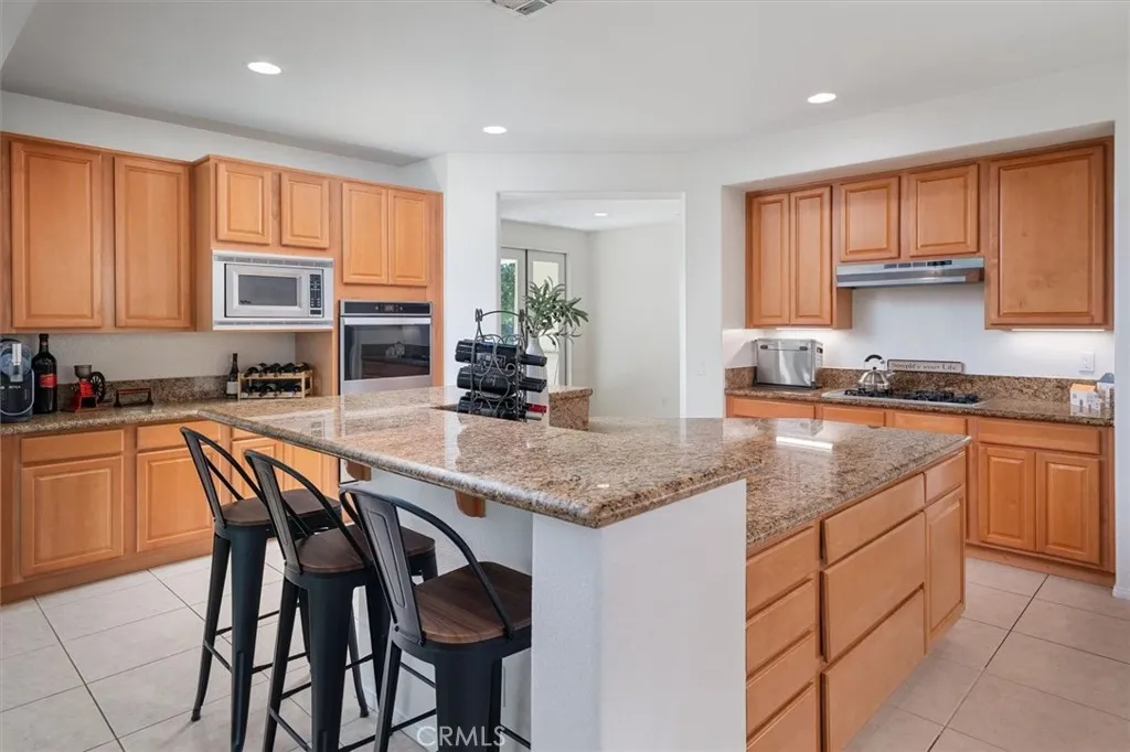 Spacious Kitchen with Center Island & Breakfast Bar