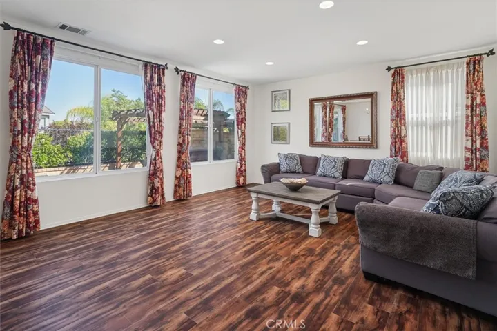 Living room with naturaly light!