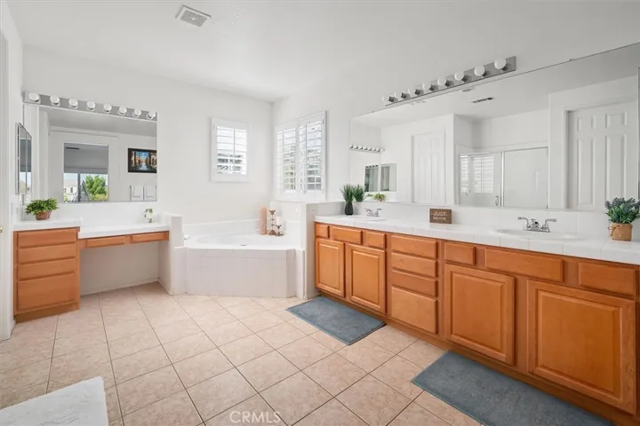 Your Private Retreat
Dual sinks, vanity area, soaking tub, spacious walk-in shower and an oversized walk-in closet.
