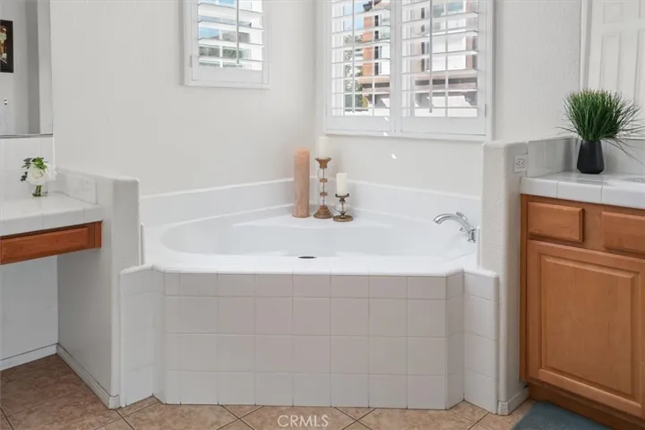 Your Private Retreat
Dual sinks, vanity area, soaking tub, spacious walk-in shower and an oversized walk-in closet.