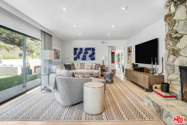 3560 Mandeville Canyon Road, Los Angeles, California 90049 — photo 5